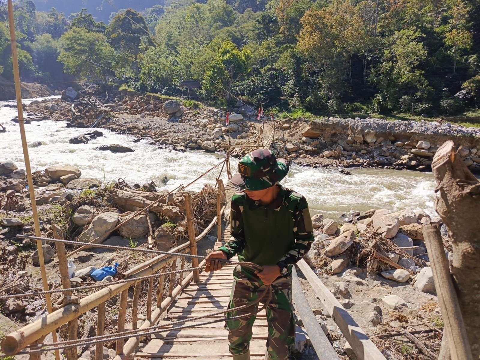 Sebanyak 15 jembatan perintis dibangun oleh TNI pascabencana di Aceh.