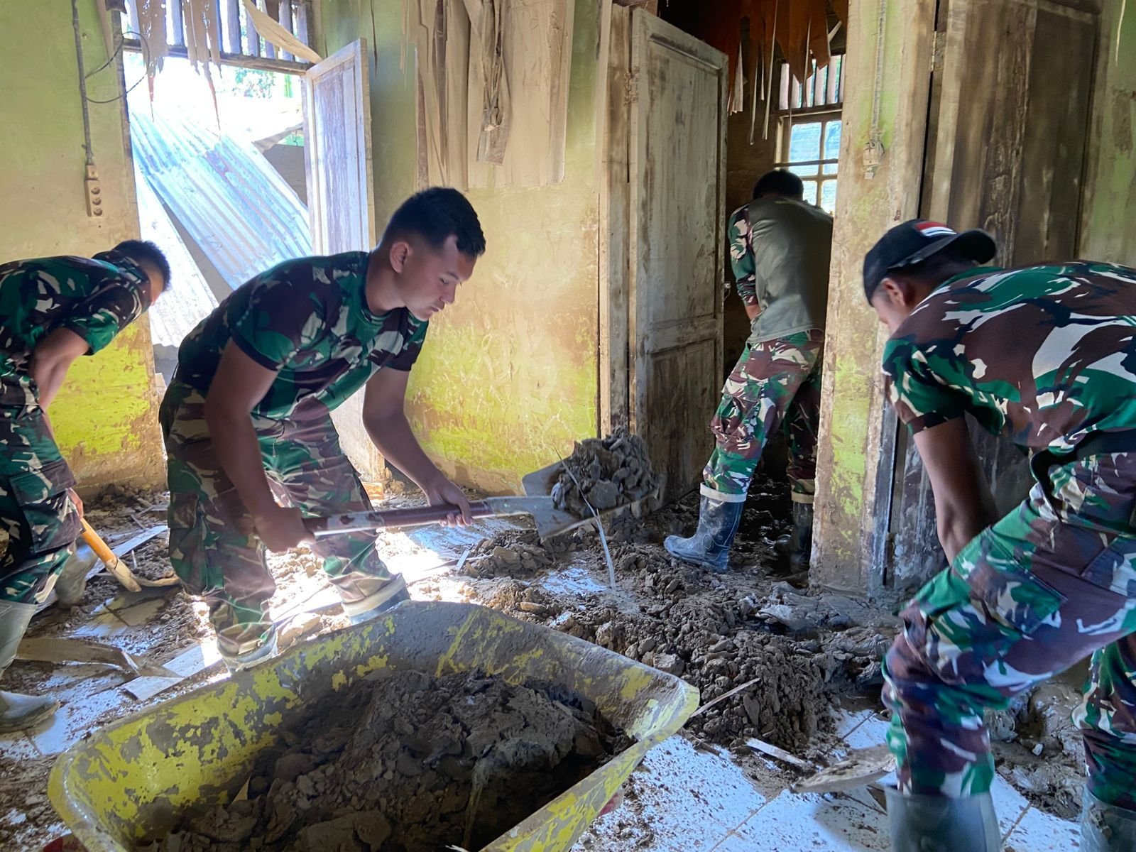 Para prajurit TNI juga memperbaiki bangunan-bangunan yang rusak.
