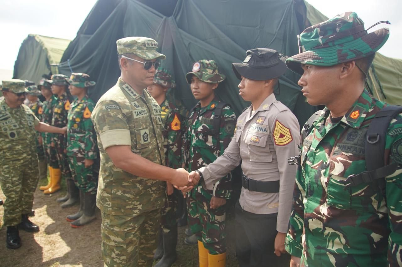 Wakil Panglima TNI bersama Gubernur Akademi Kepolisian (Akpol), para Gubernur Akademi Angkatan, serta Pejabat Utama (PJU) Akpol turun langsung meninjau lokasi sasaran fisik pembersihan sisa banjir yang dikerjakan oleh para Taruna.