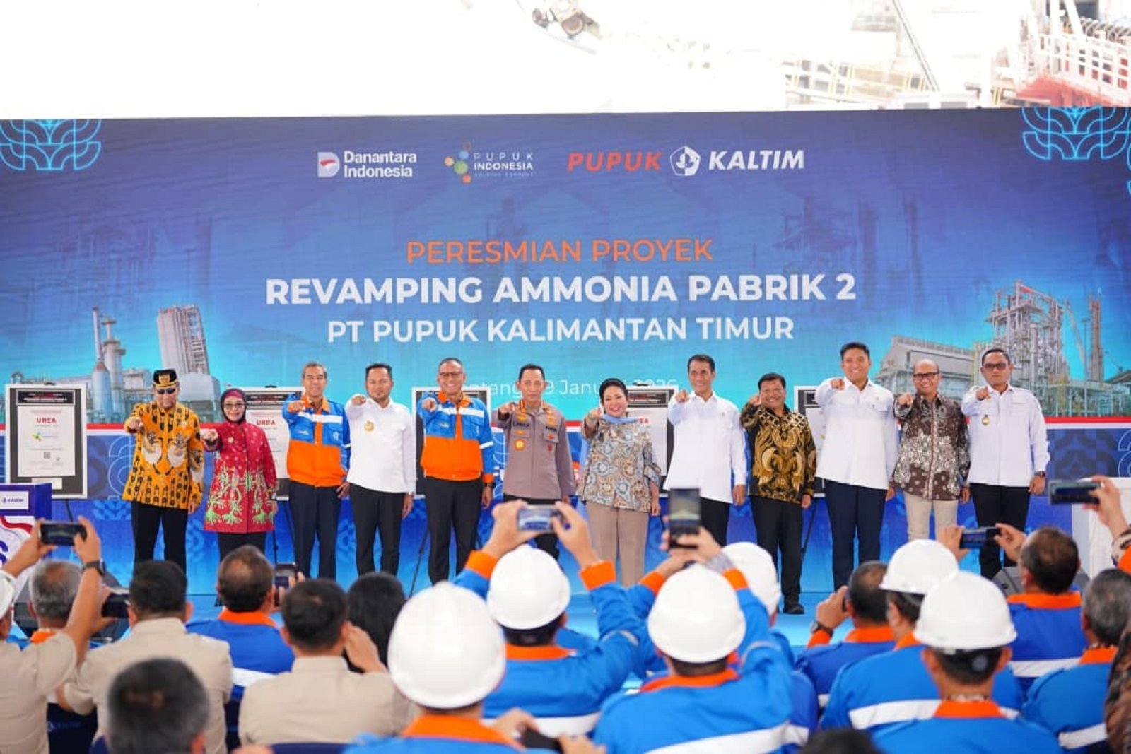 Kapolri Jenderal Listyo Sigit Prabowo menghadiri kegiatan peresmian proyek revamping ammonia pabrik 2 PT. Pupuk Kalimantan Timur (Kaltim).
