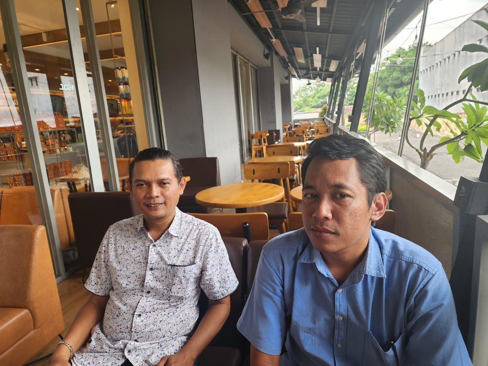 Ance Prasetyo selaku kordinator kelompok pegiat anti korupsi menggunakan baju putih bermotif