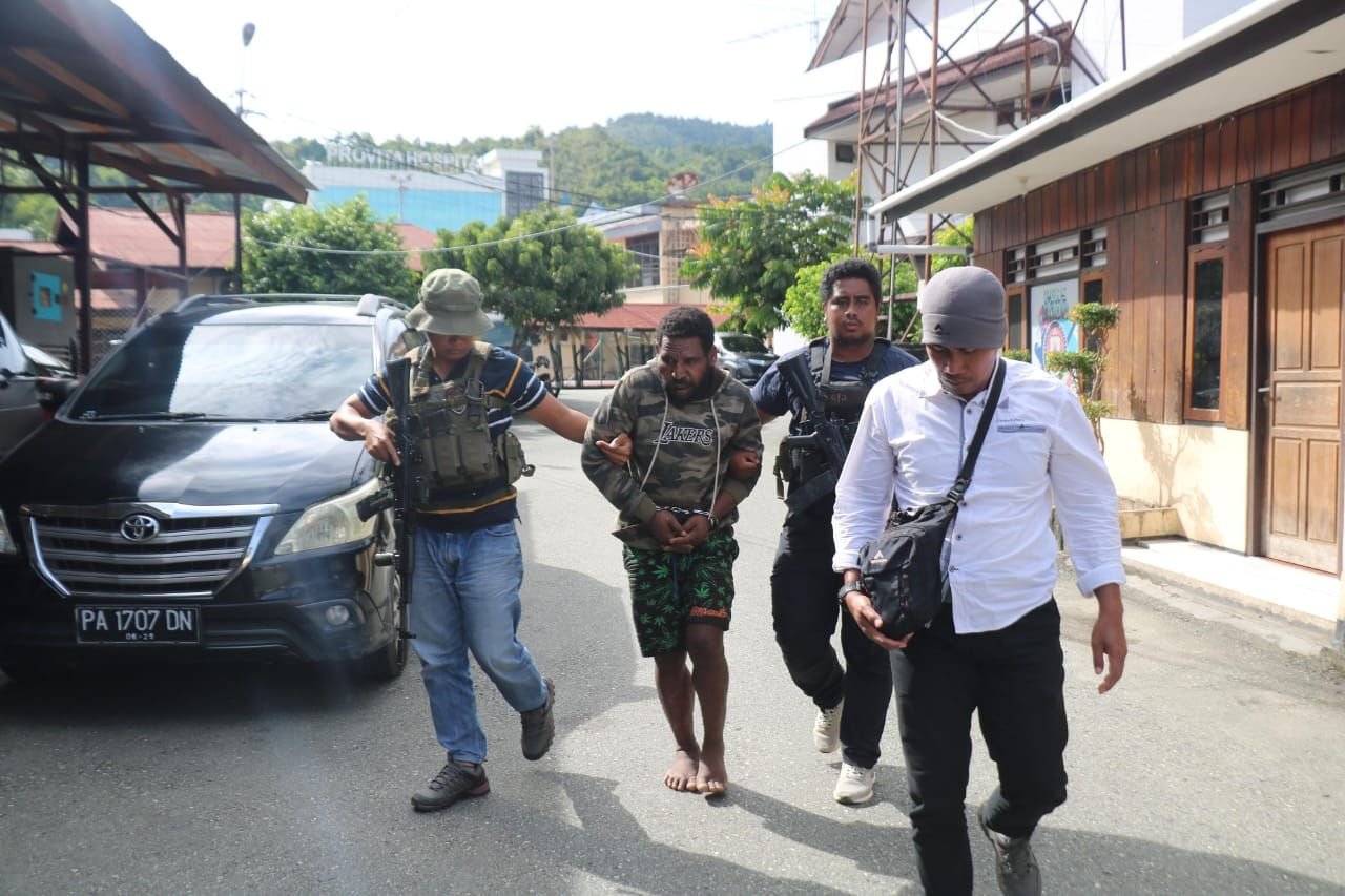 Petugas Satgas Damai Cartenz saat mengamankan Maam Taplo di kawasan Arso Swakarsa, Keerom