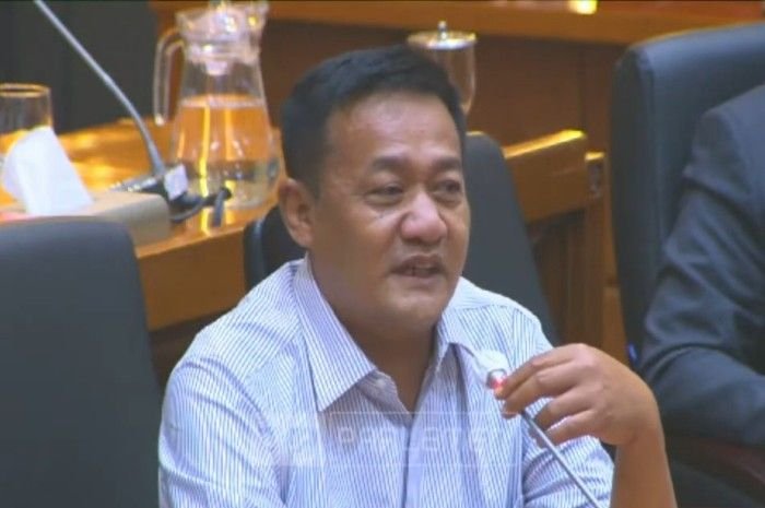 Anggota Komisi IX DPR RI Obon Tabroni memberikan pandangannya dalam Rapat Panja Ketenagakerjaan bersama serikat pekerja di Senayan, Jakarta