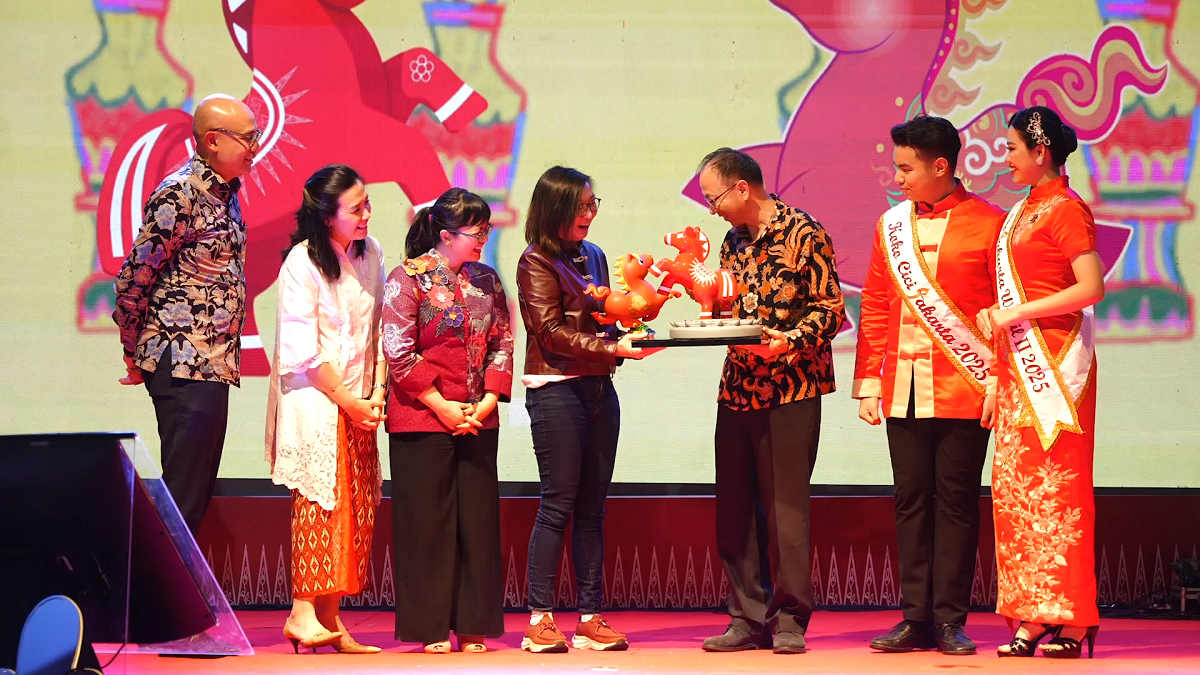 Wakil Menteri Ekonomi Kreatif/Wakil Kepala Badan Ekonomi Kreatif sekaligus Ketua Umum Panitia Imlek Nasional 2577, Irene Umar, melakukan prosesi pertukaran maskot Kuda Api antara Indonesia dengan Tiongkok pada acara Imlek Festival 2577