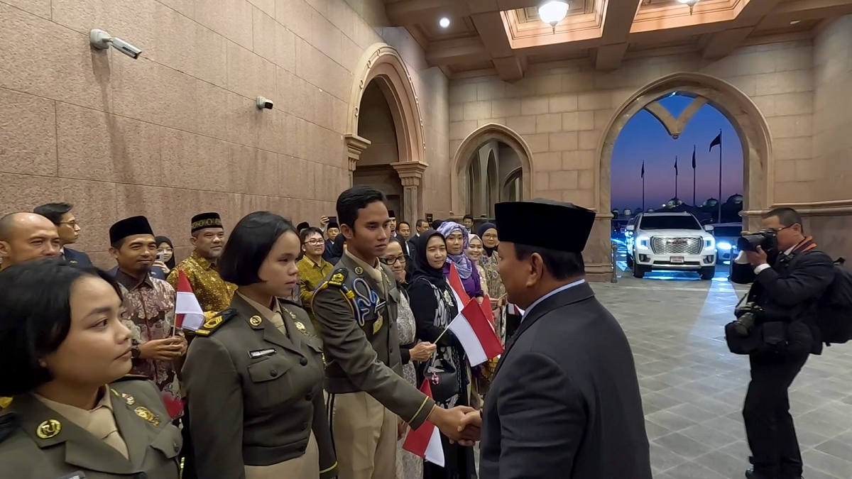 Mahasiswa Indonesia di UEA menyambut kedatangan Presiden Prabowo