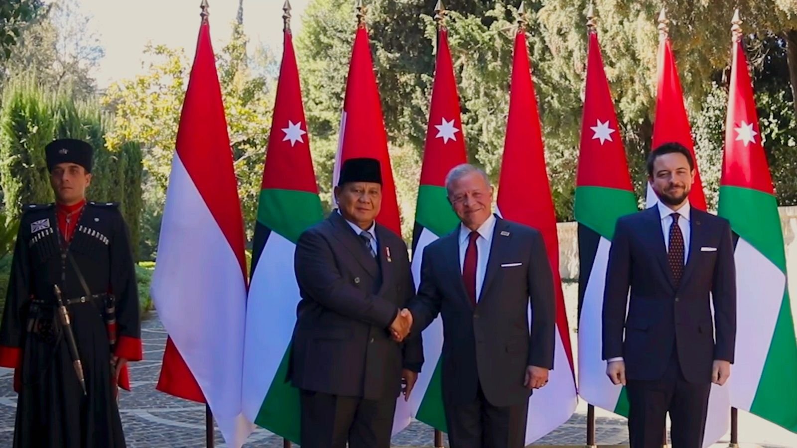 Presiden RI Prabowo Subianto usai pertemuan bilateral dengan Raja Yordania, Yang Mulia King Abdullah II, di Istana Basman, Amman, Yordania