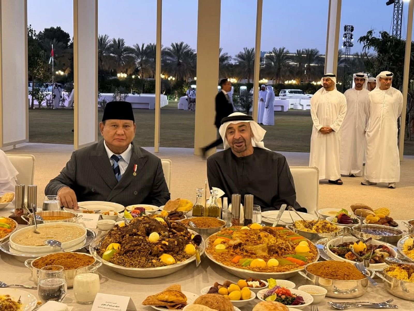 Suasana akrab dan hangat tergambar saat Presiden Republik Indonesia, Prabowo Subianto, berbuka puasa bersama Presiden Uni Emirat Arab (UEA), Mohammed bin Zayed Al Nahyan atau MBZ, di Qasr Al Bahr, Abu Dhabi