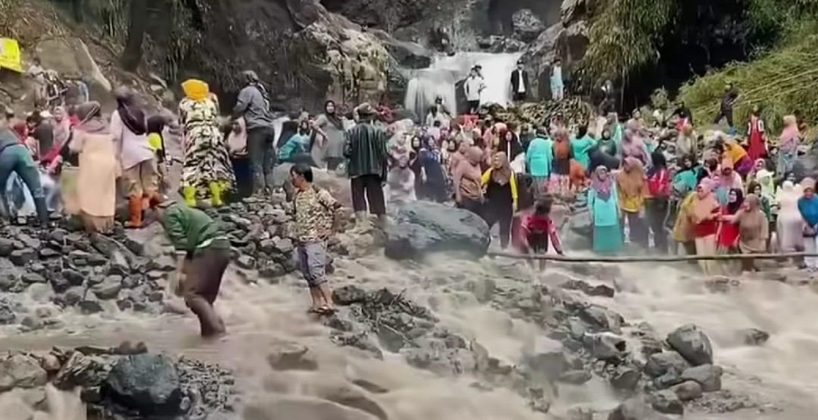 Warga kerja bakti di Pancuran 13 Guci, Tegal pascabanjir Januari 2026.