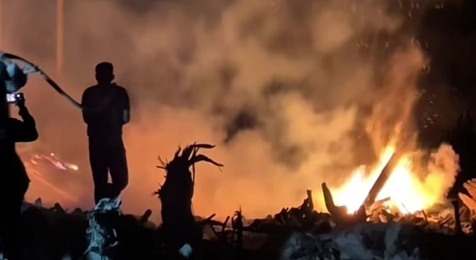 Kebakaran di tumpukan kayu gelondongan di Geudumbak, Aceh Utara.