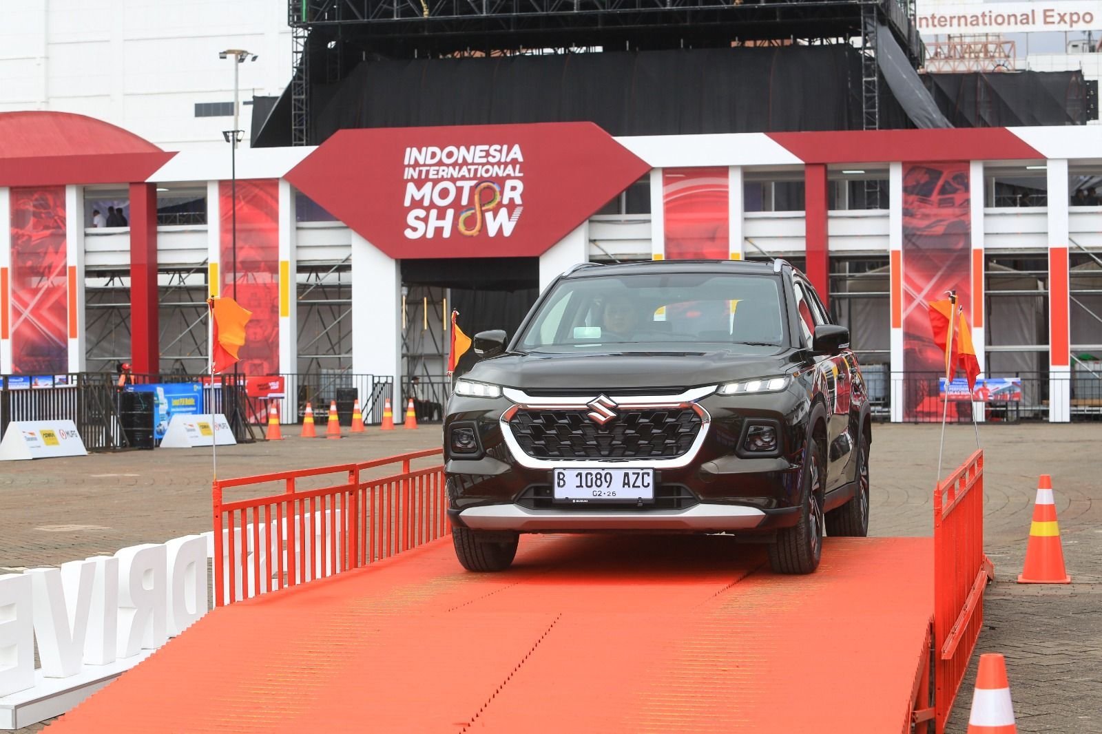 Pengunjung yang mencoba lini mobil PT Suzuki Indomobil Sales.