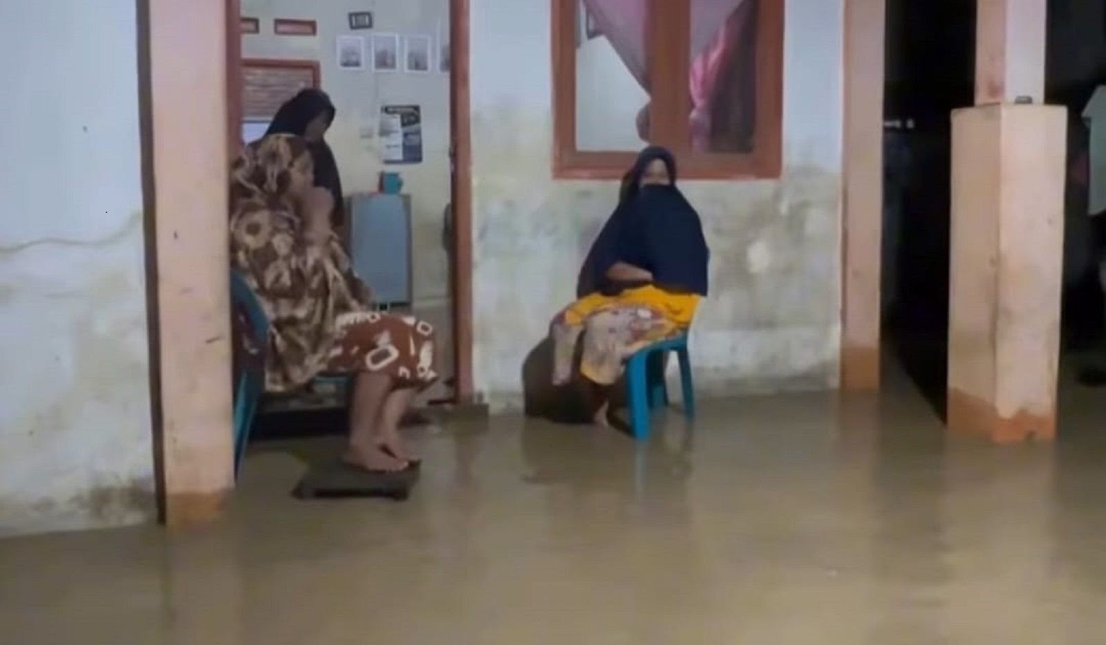 Warga Pidie Jaya harus menghadapi banjir susulan saat tarawih hari pertama.