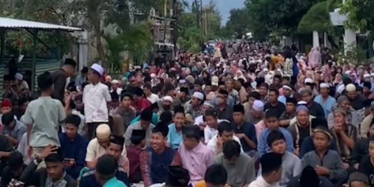 Menyoroti viralnya video ribuan warga Sumenep, Jawa Timur mengantre panjang untuk mendapatkan tempat tarawih di bulan Ramadan 2026.