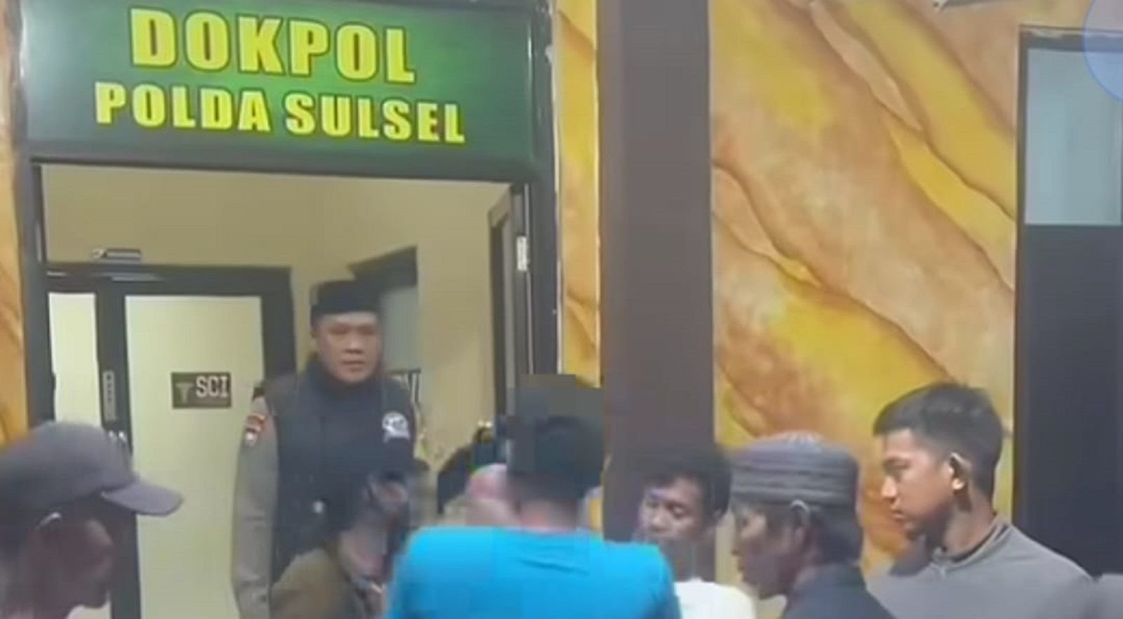 Keluarga Bripda DP yang histeris usai kabar meninggal dan dugaan penganiayaan oleh senior.