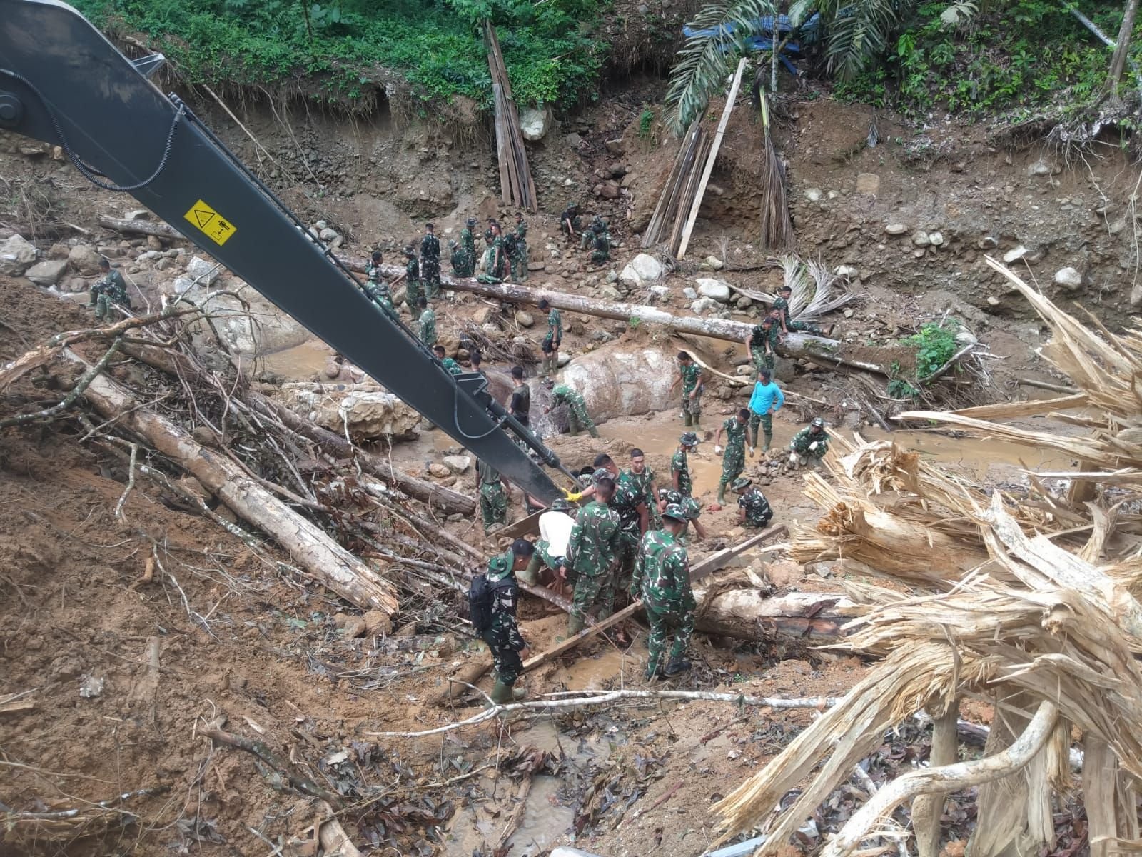 Satgas Penanggulangan Bencana Alam (Gulbencal) Kodam I/Bukit Barisan melalui Kodim 0211/TT menuntaskan perbaikan jembatan beton di Titik VI aliran Sungai Sigiring Giring, Lingkungan IV, Kelurahan Hutanabolon