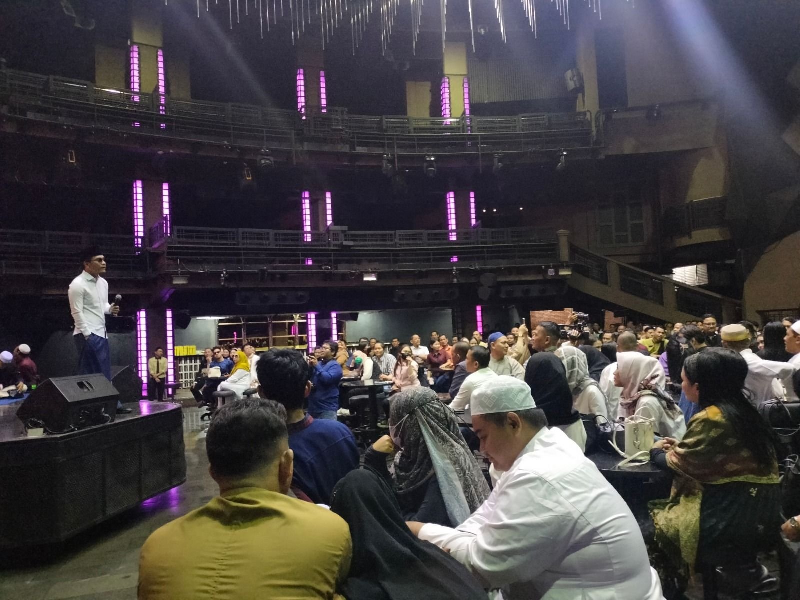 Gus Miftah menggelar tausiah dan buka puasa bersama para pekerja 1001 Hotel dan Colosseum Jakarta &mdash; ruang hiburan malam yang pernah masuk daftar Top 100 Clubs dunia