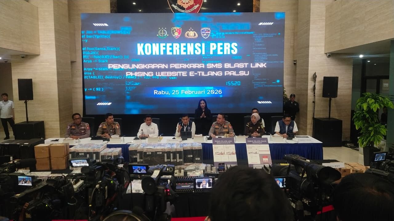Keterangan Direktur Tindak Pidana Siber Bareskrim Polri, Himawan Bayu Aji beserta jajarannya.