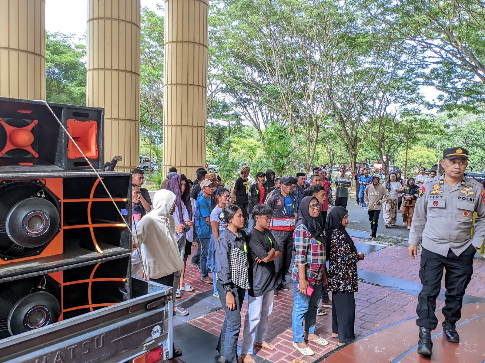 Aliansi Rakyat Peduli Bone Bolango mengajukan tuntutan agar Gubernur Gorontalo segera mengirim surat resmi ke Kementerian Dalam Negeri Republik Indonesia untuk merekomendasikan pencopotan Bupati Bone Bolango.
