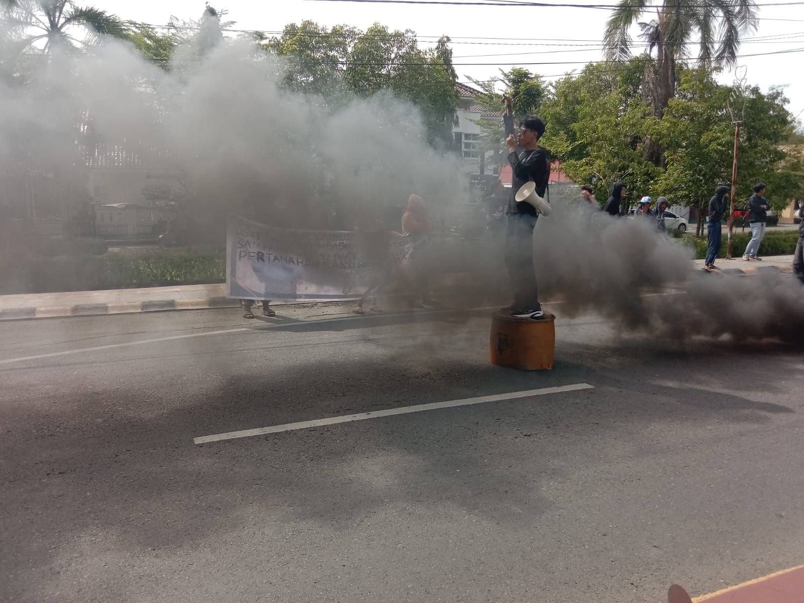Komite Aktivis Mahasiswa Independen SulSel dengan suara lantang menyerukan dugaan penyimpangan anggaran pengadaan 2300 unit tong sampah
