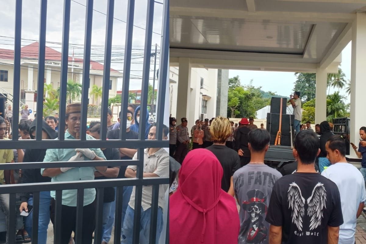 Ratusan massa dari Aliansi Masyarakat Peduli Bone Bolango menggelar aksi demo damai di depan Kantor Kejaksaan Tinggi (Kejati) Gorontalo