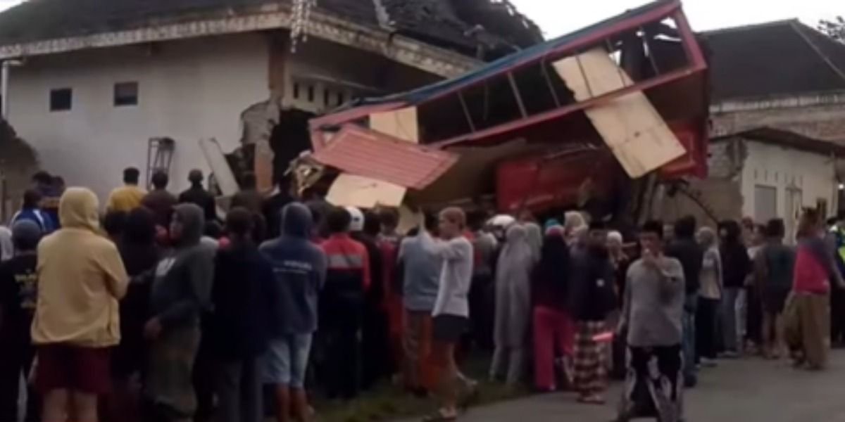 Menyoroti insiden kecelakaan tunggal sebuah truk tronton yang menghantam 3 rumah warga di Magelang, Jawa Tengah, pada Jumat, 27 Februari 2026.