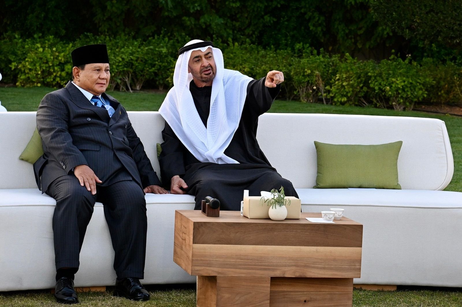 Di UEA, Prabowo bertemu dengan Presiden Uni Emirat Arab, Mohammed bin Zayed Al Nahyan, di Qasr Al Bahr, Abu Dhabi.