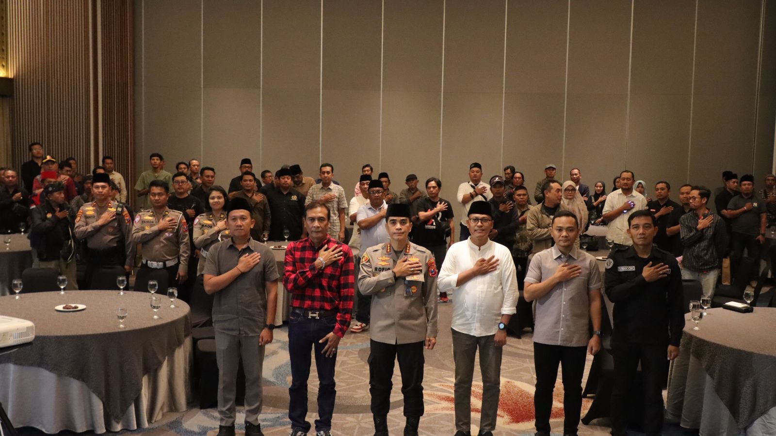 Polresta Banyuwangi menggelar kegiatan buka puasa bersama insan pers serta santunan sebagai wujud silaturahmi dan penguatan sinergitas antara kepolisian dan media.
