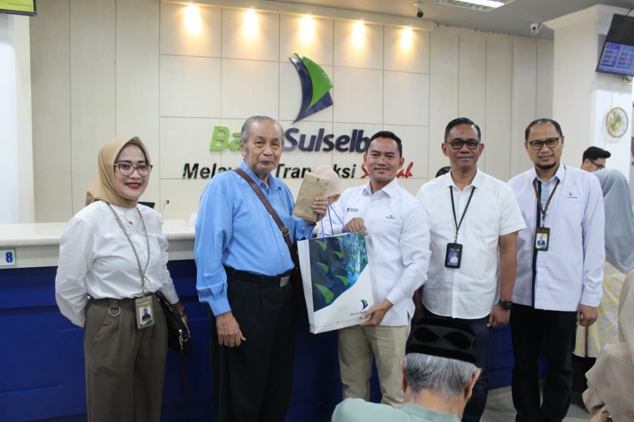 Komisaris Independen PT TASPEN, Ariawan, memonitor langsung penyerahan THR di sejumlah mitra bayar di Makassar.