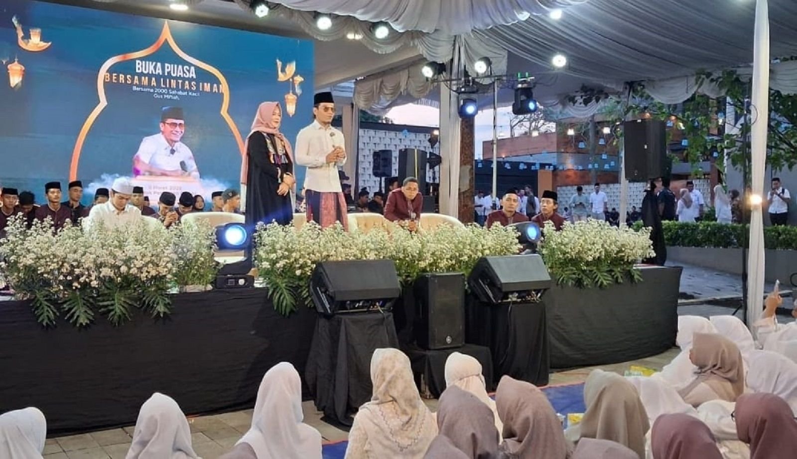 Pondok Pesantren Ora Aji asuhan Gus Miftah menggelar buka puasa bersama 2.000 anak yatim lintas iman.