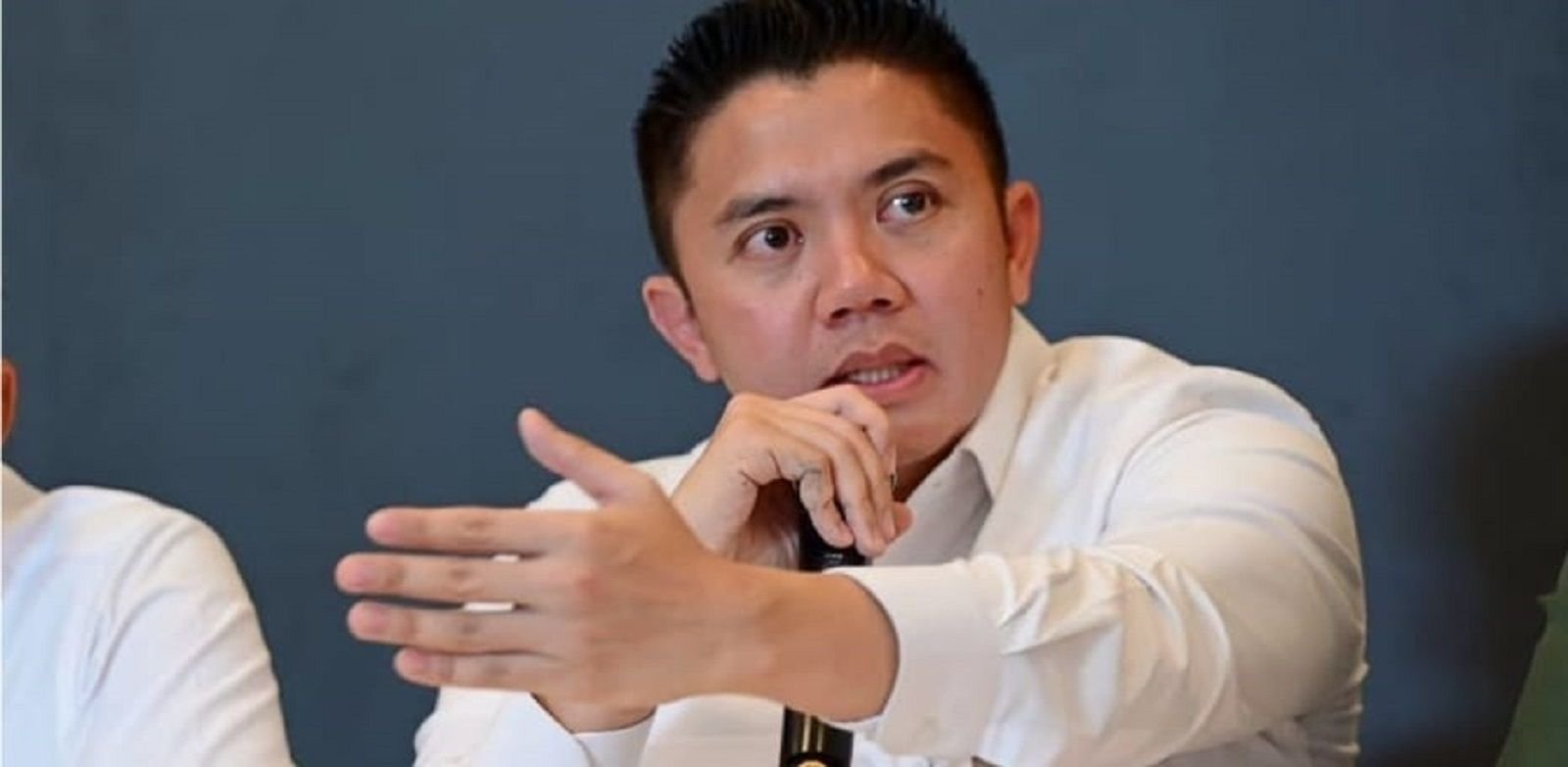 Seskab Teddy sebagai figur yang mampu menyampaikan arah kebijakan Presiden kepada publik.