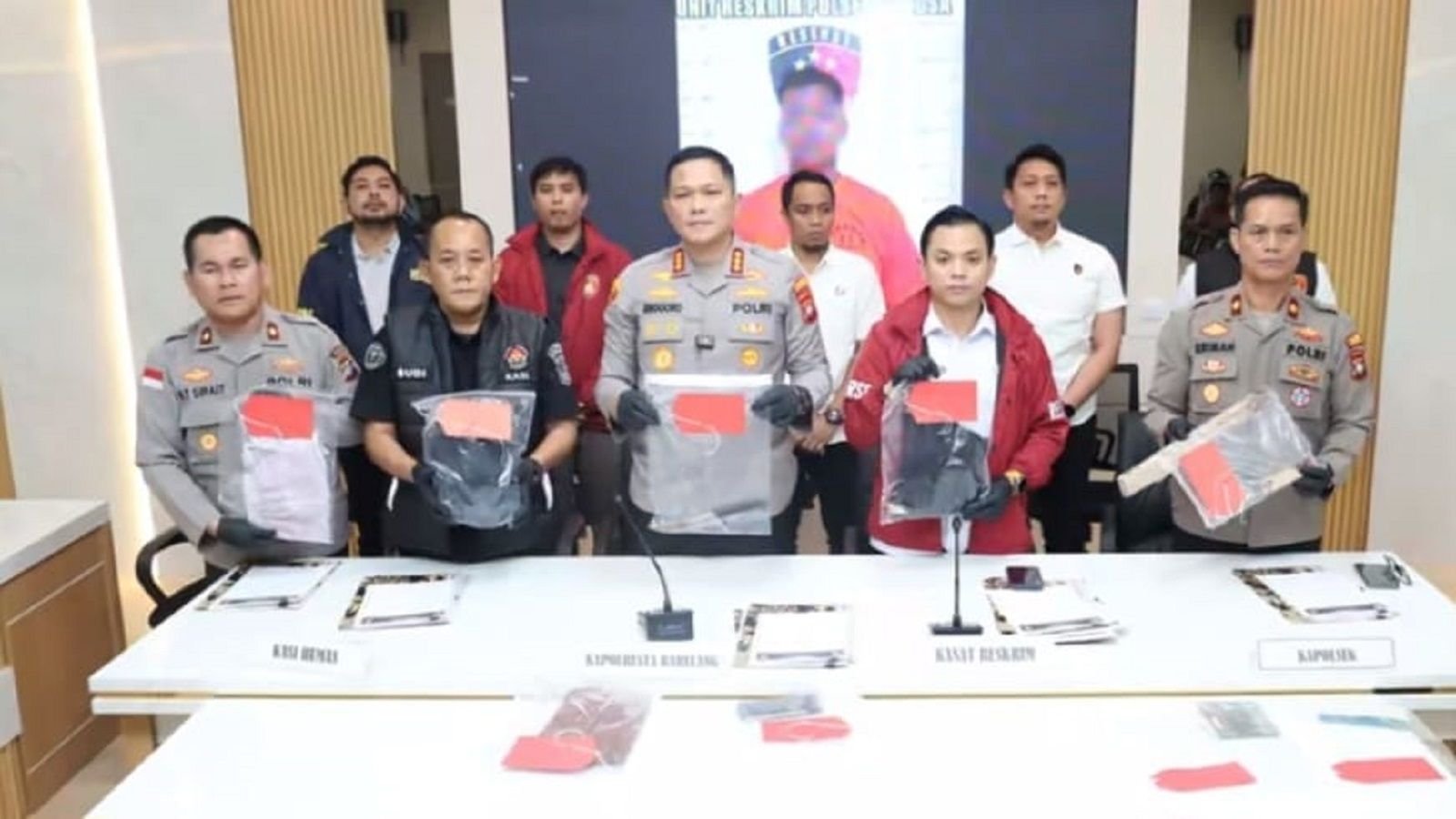 Polisi ungkap kronologi pembunuhan berencana pasangan sesama jenis di Nongsa, Batam.