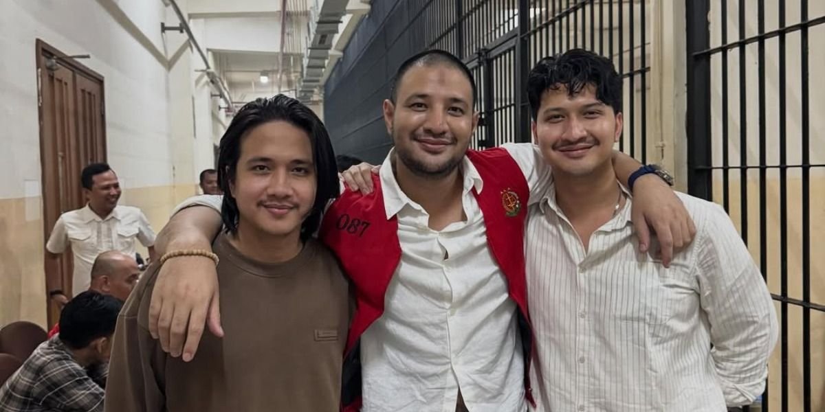 Menyoroti tuntutan pidana terhadap terdakwa, Ammar Zoni (tengah) terkait kasus pengedaran narkoba dalam persidangan PN Jakpus, pada Kamis, 12 Maret 2026.