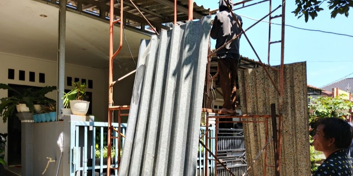 Penggantian atap dalam pelaksanaan program ‘Ganti Atap Rumah Wartawan’ di salah satu rumah wartawan anggota Promedia Group di Citayam, Bogor.