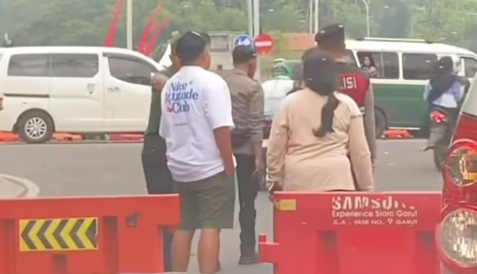 Pemudik di Garut, Jawa Barat protes pemberlakuan one way.