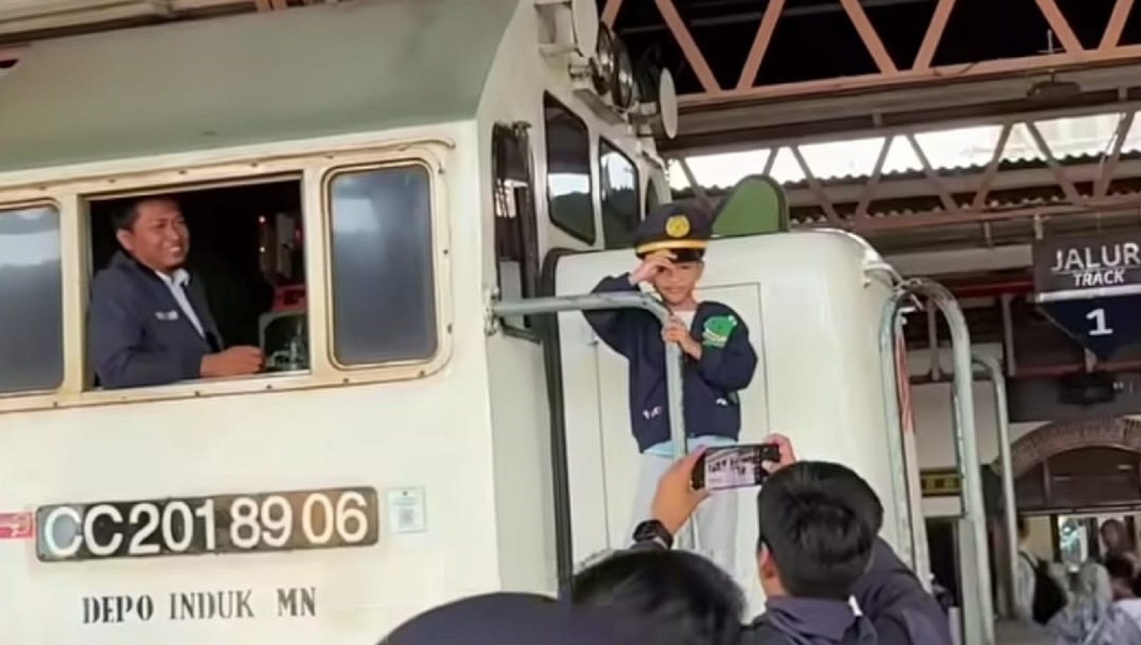 Momen viral anak kecil yang berfoto di lokomotif kereta api.