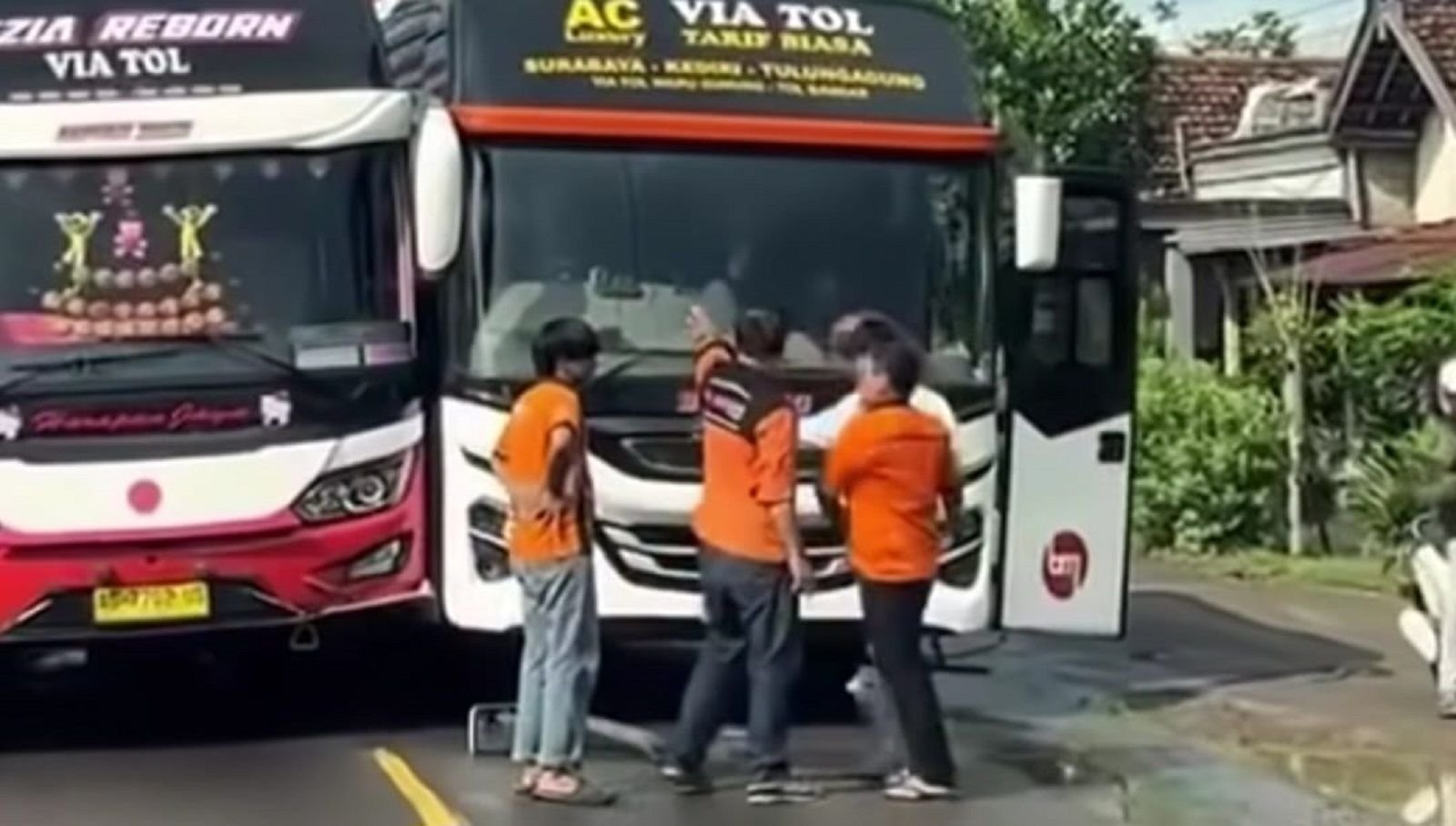 Kru bus Harapan Jaya dan Bagong berselisih di tengah jalan di Kediri.