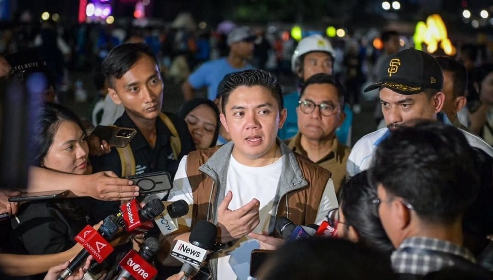 Seskab Teddy Indra Wijaya saat menghadiri bazar rakyat di Monas.