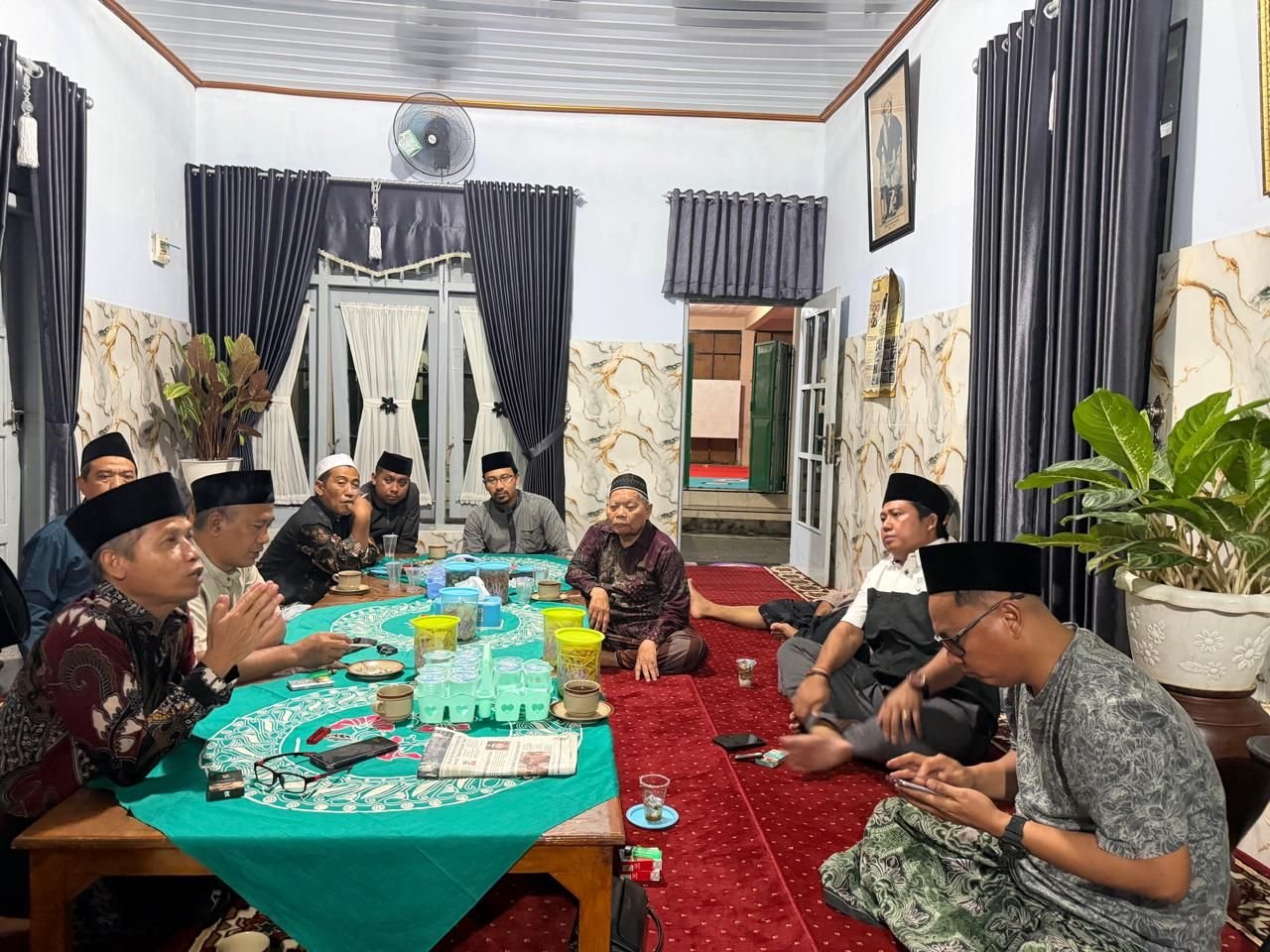 Kamis malam (3/4) jajaran pemgurus langsung menggelar rapat mendadak di Ponpes Minhajut Thullab asuhan KH Fahrudin Manan.