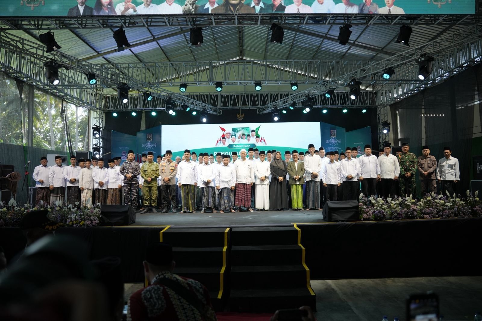 BERLANGSUNG KHIDMAT: Jajaran Pengurus Cabang Nahdlatul Ulama (PCNU) Banyuwangi menjalani pelantikan di GOR Ponpes Minhajut Thullab, Desa Sumberberas, Kecamatan Muncar kemarin (4/4). Surat Keputusan (SK) pengurus dibacakan oleh KH Muh Balya Firjaun Barlaman dari PWNU Jatim.