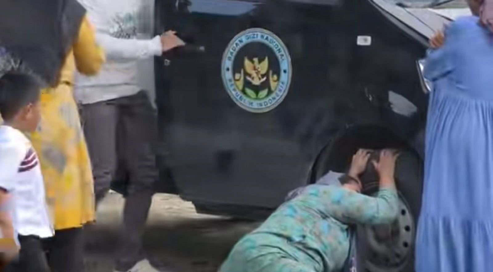 Viral video mobil MBG diduga menabrak balita di Indramayu, Jawa Barat.