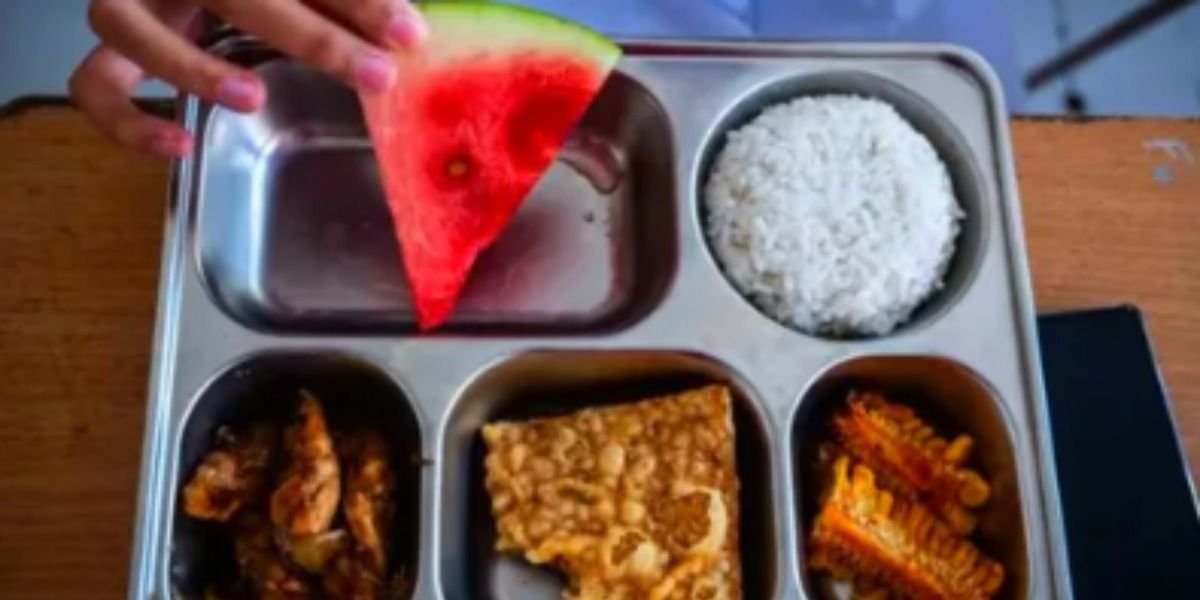 Menyoroti viralnya surat permohonan yang diduga dilayangkan pihak SMAN 1 Ciemas ke SPPG Al-Mubarokah soal distribusi MBG di sekolah.