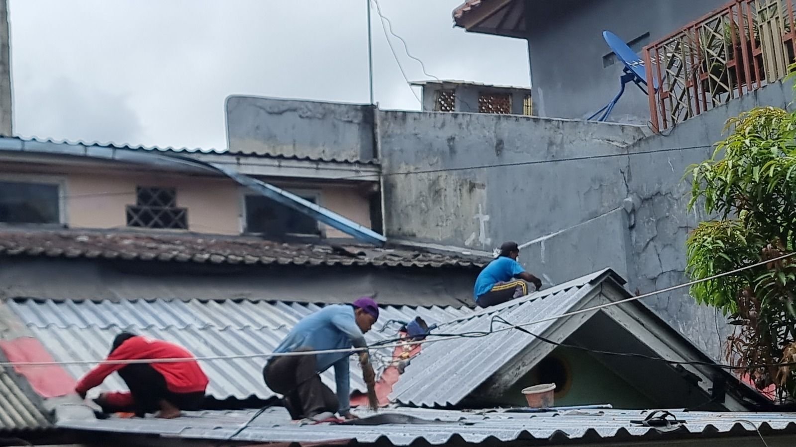 Proses penggantian atap dari asbes ke Alduro di Depok, Jawa Barat dalam program kolaborasi SKI-Promedia Group &lsquo;Ganti Atap Rumah Wartawan&rsquo;.