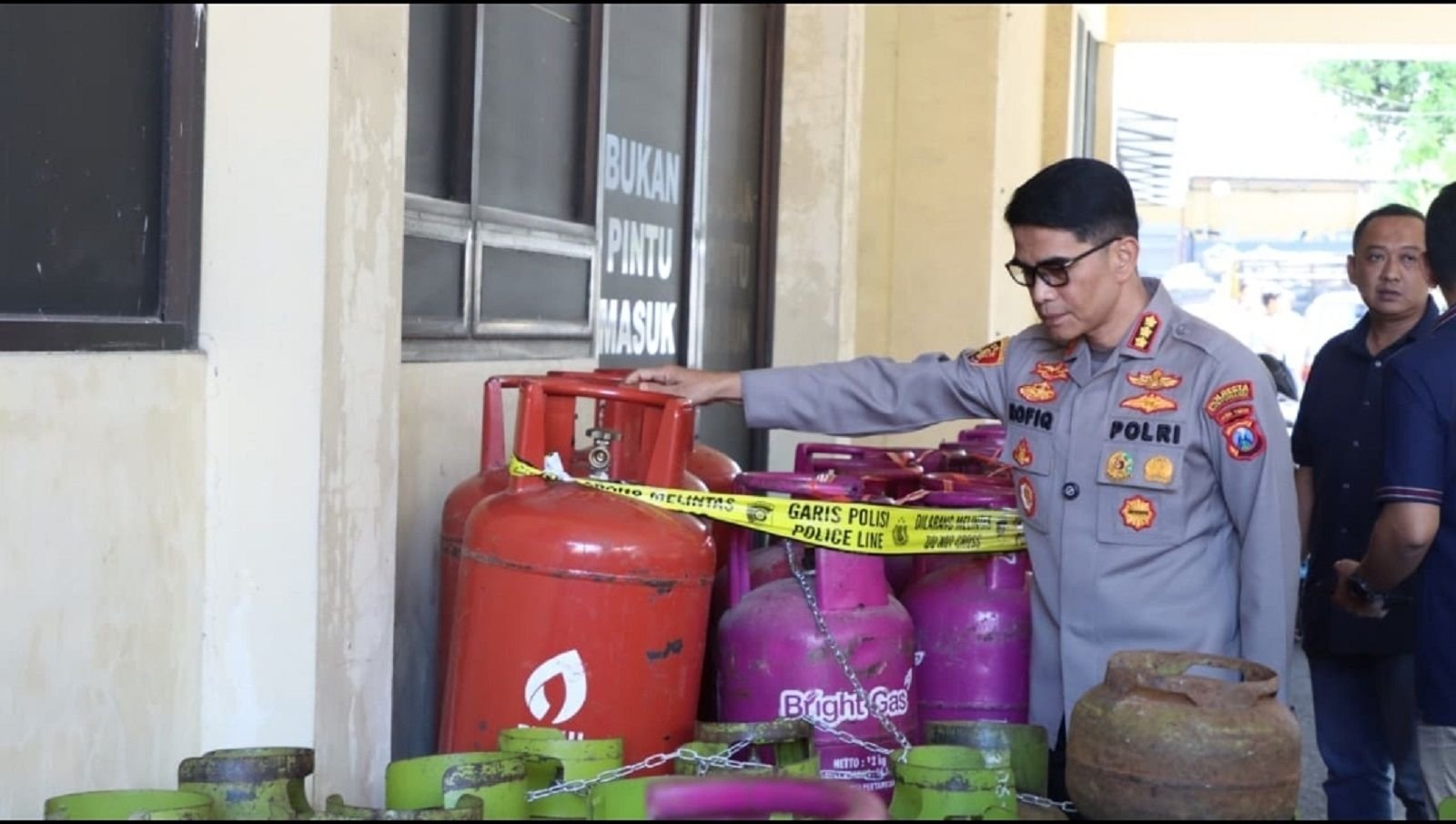 Polresta Banyuwangi membongkar dua pengoplos LPG 3 Kg yang merugikan negara ratusan juta.