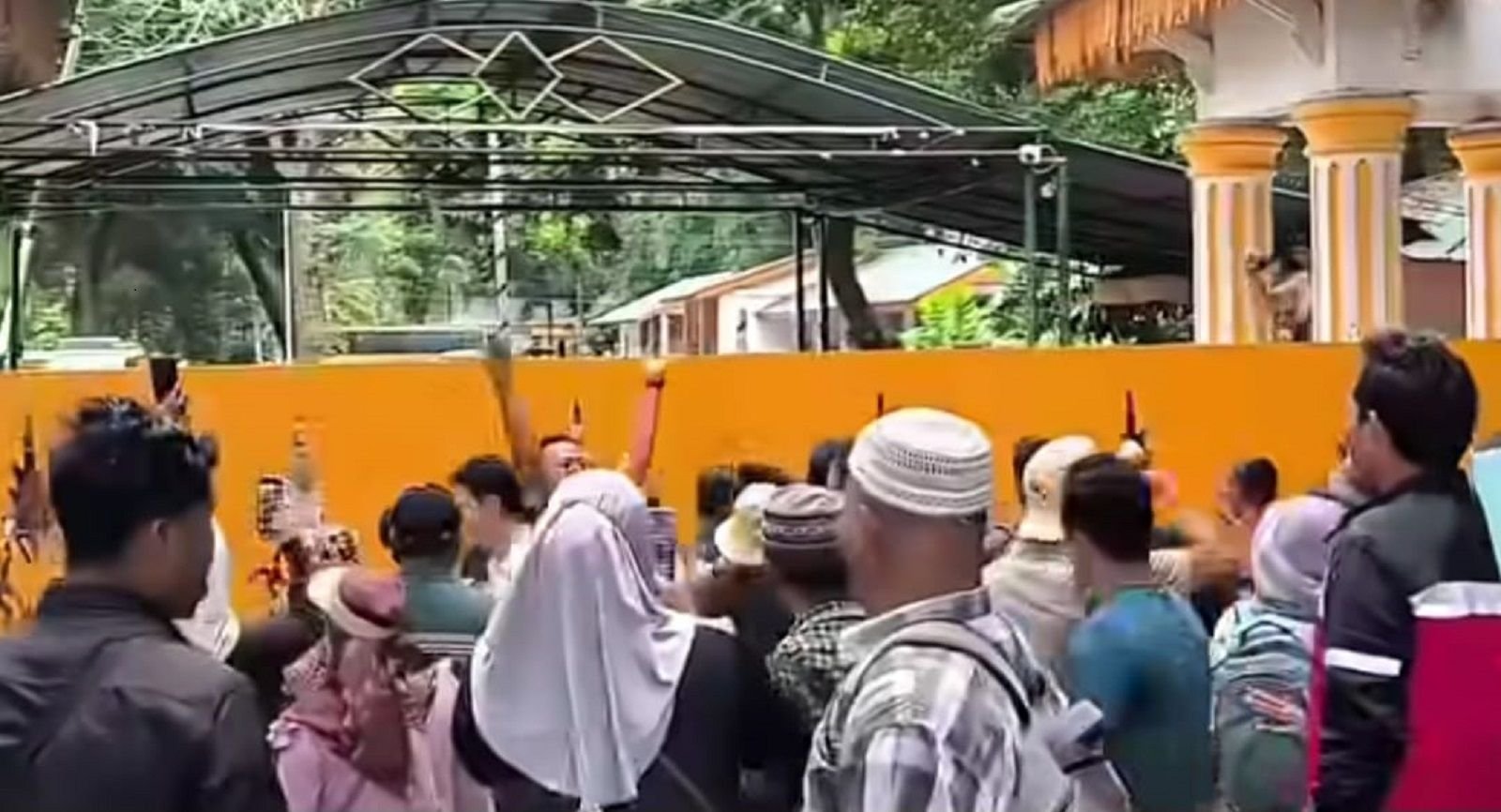 Aksi massa di Kantor Bupati Langkat yang sempat memanas sebelum bertemu dengan Bupati Syah Afandin.
