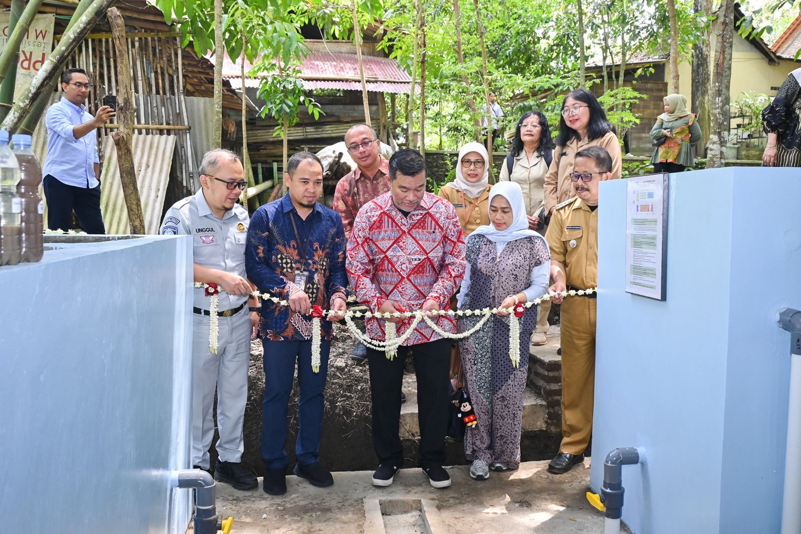 Indonesia Financial Group (IFG) bersama anggota holding menghadirkan solusi konkret pengelolaan limbah industri batik melalui pembangunan fasilitas Instalasi Pengolahan Air Limbah (IPAL) di sentra Nayantaka Batik