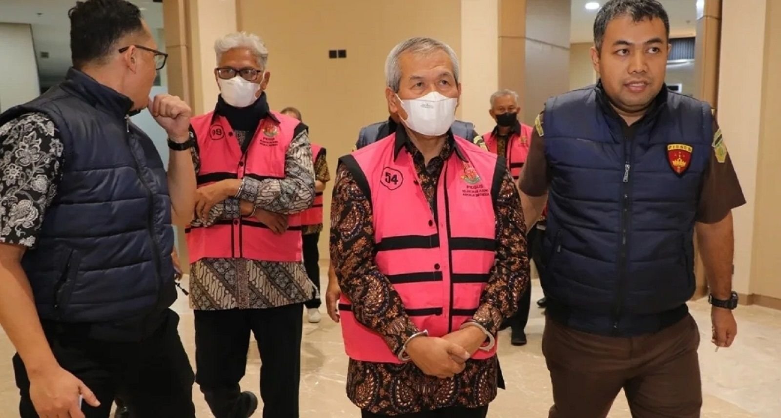 Momen Kejagung giring 8 orang, termasuk mantan Dirut BJB Yuddy Renaldi pada kasus pemberian kredit Sritex pada Juli 2025.