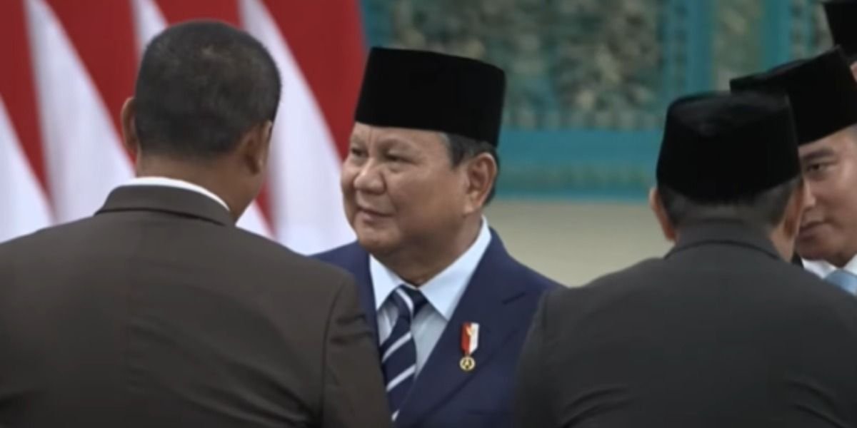 Menyoroti para pejabat yang resmi dilantik Presiden Prabowo dalam penggantian atau reshuffle Kabinet Merah Putih, pada Senin, 27 April 2026.