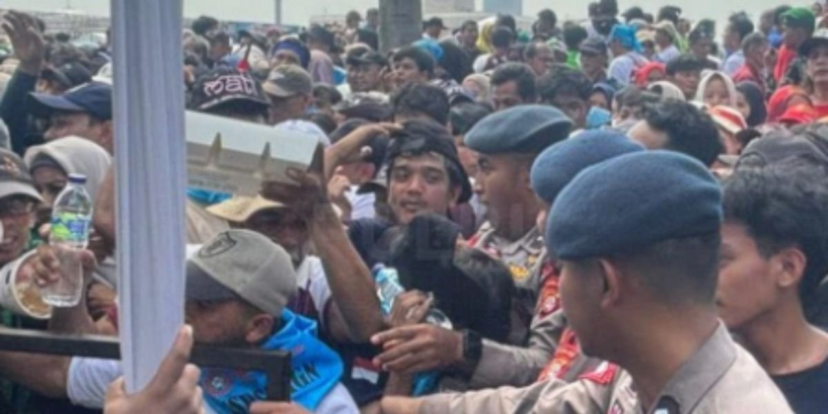 Menyoroti penuturan polisi usai aksi demo buruh di Gedung DPR RI, Jakarta, pada Jumat, 1 Mei 2026.