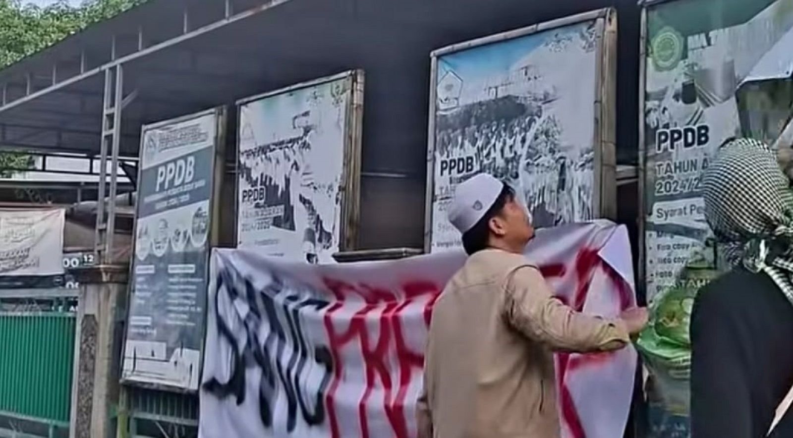 Massa datangi Ponpes di Pati usai oknum kiai diduga lakukan pencabulan pada santriwatinya.