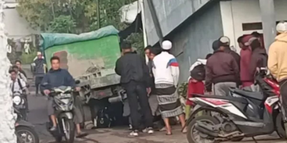 Menyoroti insiden kecelakaan pendaki di Gunung Putri, Cianjur yang diduga terlindas truk pengangkut semen hingga tewas.