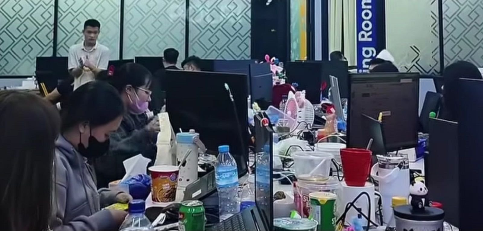 Penggerebekan 320 WNA dan satu WNI yang operasikan judol jaringan internasional di Jakbar.